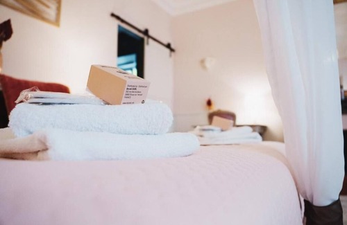 Talairan Bed & Breakfast | Ideal for friends: "La Belle Dame sans Regrets" with swimming pool, garden & workshop
