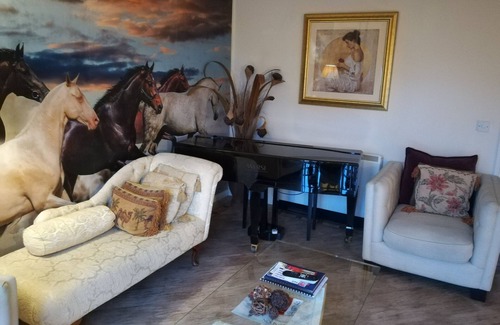 Hemel Hempstead Apartment | Ideal for London sightseeing, Harry Potter Tours & Studios. Free Welcome Packs