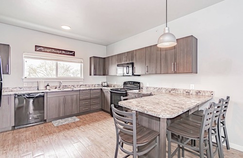 Rexburg Apartment | Ideal for Groups Full Kitchen Gym & Free Parking