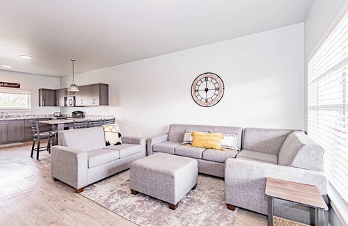 Rexburg Apartment | Ideal for Groups Full Kitchen Gym & Free Parking