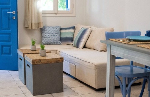 Spartia House | Ideal for hosting up to 4 families - 15 mins walk to the beach
