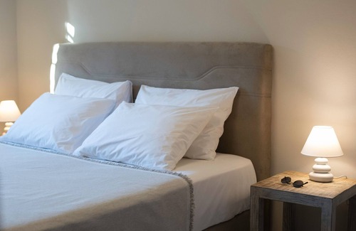 Spartia House | Ideal for hosting up to 4 families - 15 mins walk to the beach