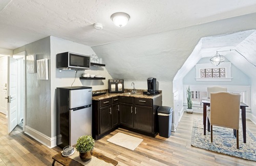 University Circle Apartment | Ideal for Nurses/Students/Patients; Cleve Clinic, Univ Hospital, VA, Case, CIM