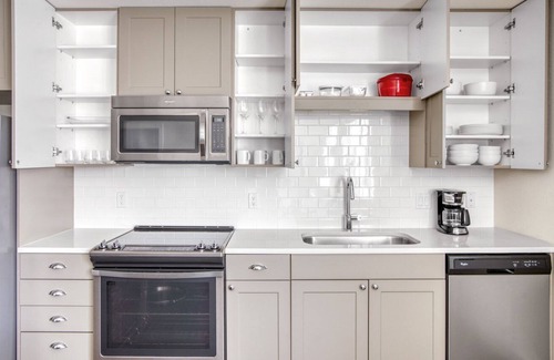 West Highland Apartment | Ideal Highland 1BR w/ Roof, Gym & W/D, near Highland Park, by Blueground