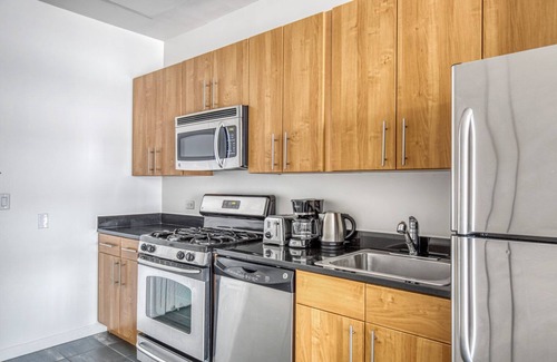 Hunters Point Apartment | Ideal LIC 1BR w/W/D, Elevator & Doorman, near East River, by Blueground