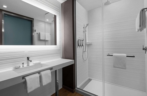 Clearwater Beach Hotel | Ideal Location for Your Getaway! 2 Spacious Rooms with King Bed, Rooftop Pool