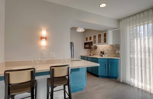 San Jose Hotel | Ideal Mix of Comfort and Value! 2 Relaxing Units, Full Kitchen, Free Breakfast!