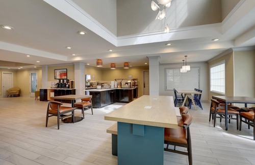 San Jose Hotel | Ideal Mix of Comfort and Value! 2 Relaxing Units, Full Kitchen, Free Breakfast!