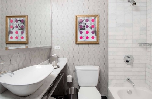 Downtown Chicago Hotel | Ideal Mix of Comfort and Value! 4 Comfortable Units, Near Ohio Street Beach