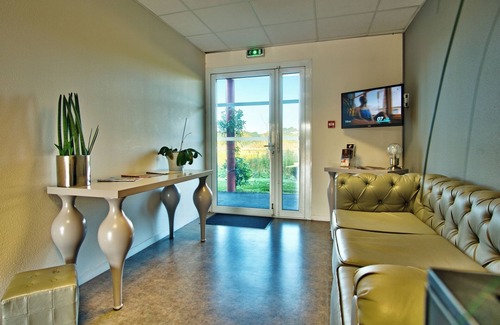Mouguerre Hotel | Ideal Mix of Comfort and Value! 2 Comfortable Units, Pets Allowed, Free Parking!