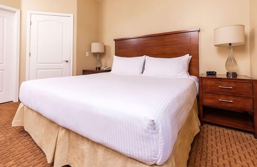 North Scottsdale Hotel | Ideal Mix of Comfort and Value! Swimming Pool, Full Kitchen, Free Parking!