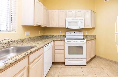 North Scottsdale Hotel | Ideal Mix of Comfort and Value! Swimming Pool, Full Kitchen, Free Parking!