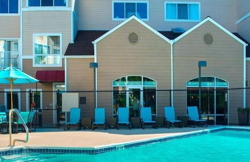 Westborough House | Ideal Mix of Value, Comfort and Convenience! Free Parking, Pets Allowed, Pool