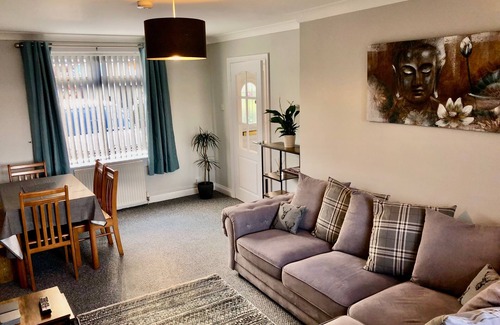 Dunfermline House | Ideal Road Trip Dunfermline Home - Free Parking