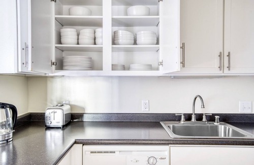 Central San Mateo Apartment | Ideal San Mateo 3BR w/W/D, BBQ & Pool, nr Caltrain, by Blueground