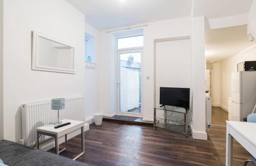 Riverside Apartment | Ideal Two Bedroom Apartment near Centre & Stadium