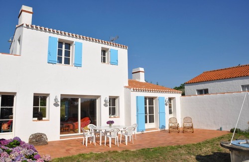 Barbatre House | Ideally located, contemporary house on the dune and sea view