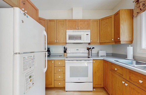 Bar Harbor Cottage | Ideally Located Home w/Deck, WiFi & Washer/Dryer - Walk into Town & Acadia