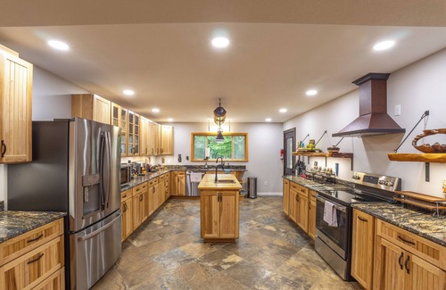 Mountain Home Cabin | Idle Awhile Cabin on 36 Acres – Luxury Meets Historic Charm in the Ozarks
