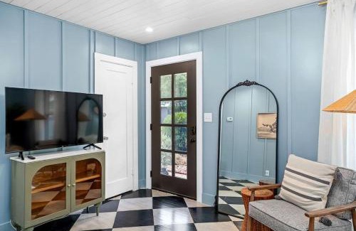 Fredericksburg House | Idle Wild Cottage - Hot Tub & Fire Pit