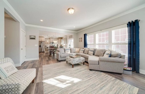 South Haven House | Idlewood Cottage, 5BR Home Near Beaches, Year-Round Pool & Hot Tub