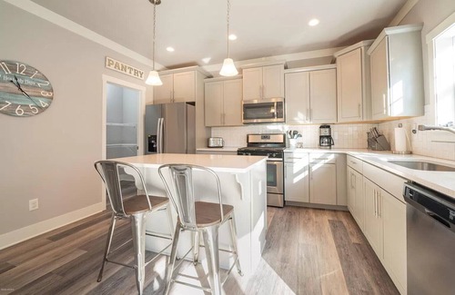 South Haven House | Idlewood Cottage, 5BR Home Near Beaches, Year-Round Pool & Hot Tub