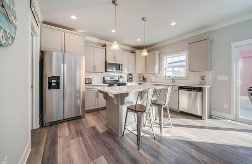 South Haven House | Idlewood Cottage, 5BR Home Near Beaches, Year-Round Pool & Hot Tub
