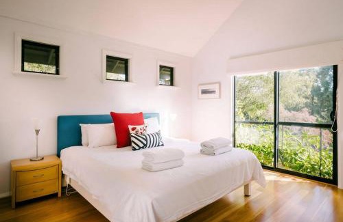 Yallingup Siding House | Idyll Estate - Bushland Gem with Spa & Tennis Court