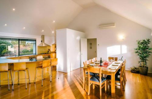 Yallingup Siding House | Idyll Estate - Bushland Gem with Spa & Tennis Court
