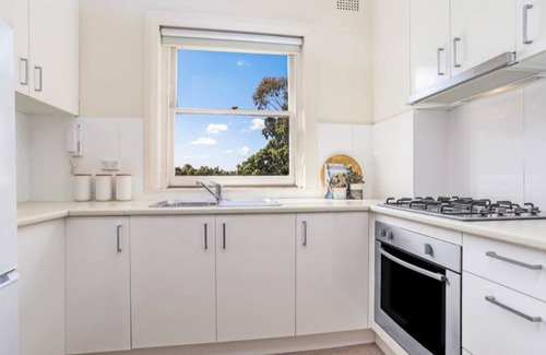 Rose Bay Apartment | Idyllic 2-Bed Retreat: Chic & cozy close to Bondi Beach