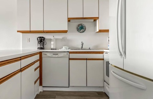 Nawiliwili Apartment | Idyllic 2BR Condo w/Full Kitchen w/Relaxing Outdoor Pool | Near Nawiliwili Par
