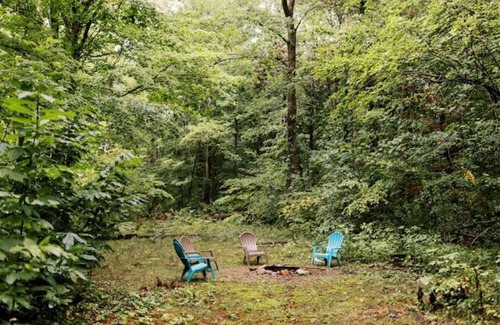 Stevensville Cabin | Idyllic A-Frame in Michigan's Harbor Wine Country- Pet friendly!