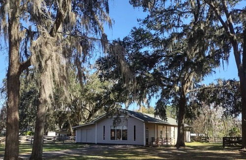 Ocala House | Idyllic Barndominium Loft Style Experience
