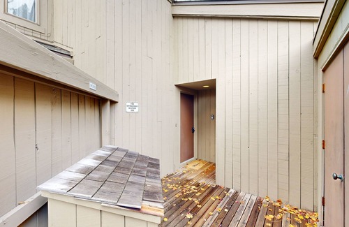 Black Butte Ranch House | Idyllic Central Oregon condo with pools, athletic courts, wood fireplace, & AC