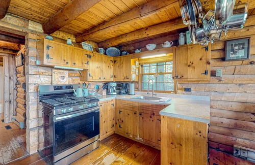 Hyde Park Cabin | Idyllic dog-friendly cabin with mountain view, lovely deck & firepit
