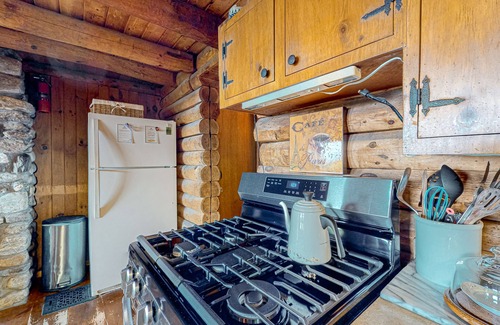 Hyde Park Cabin | Idyllic dog-friendly cabin with mountain view, lovely deck & firepit