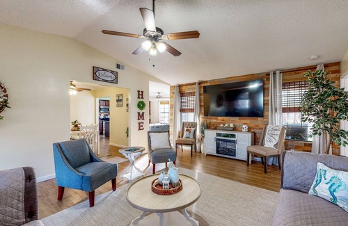 North Northwest Pensacola House | Idyllic Dog-Friendly Retreat w/ a Pool & Firepit