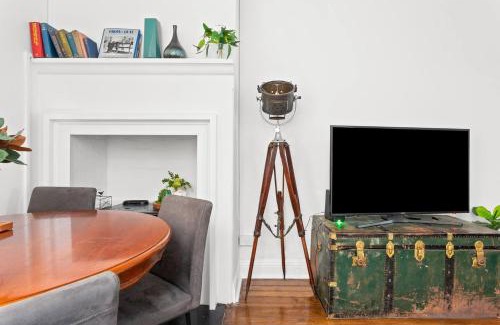 Millers Point Apartment | Idyllic Heritage Home Footsteps to the Harbour
