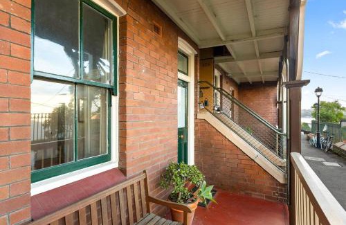 Millers Point Apartment | Idyllic Heritage Home Footsteps to the Harbour