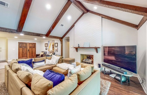 Columbus House | Idyllic Lakefront Home - Sprawling Deck & Dock