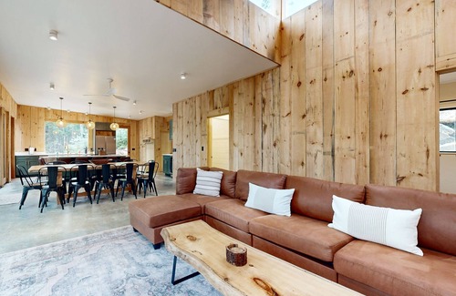 Hope House | Idyllic lakeside house with outdoor sauna, patio and firepit