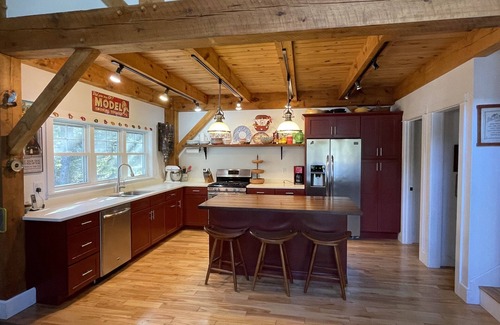Waldoboro Cabin | Idyllic Post & Beam Cottage On Quiet Fresh Water Lake