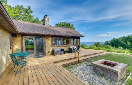 Sturgeon Bay House | Idyllic Sturgeon Bay Cabin with Fire Pit and View