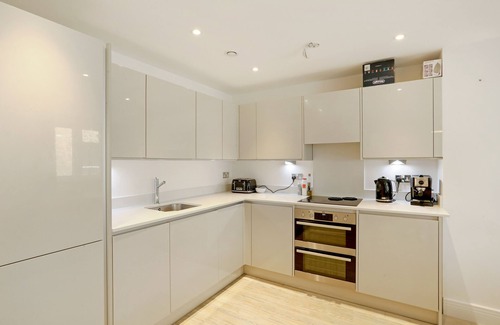 London Borough of Hounslow Apartment | Idyllic Thames riverside 1 bed apartment. SWLondon