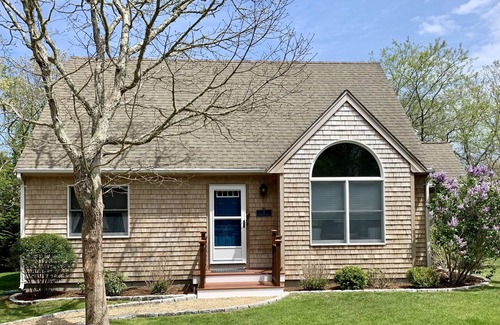 Katama House | Idyllic Vineyard House in Desirable Katama/Edgartown – Walk/Bike to Town/Beaches