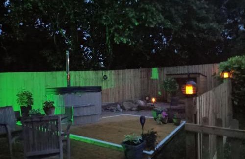 Blaisdon Apartment | Idyllic with Stream - Hot Tub - Pet ok- Walk 2 Pub