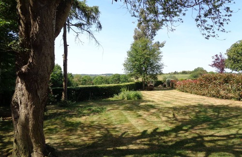 Uckington House | Idyllically situated Log Cabin, Fantastic view, Log Burner 4 miles to Stratford