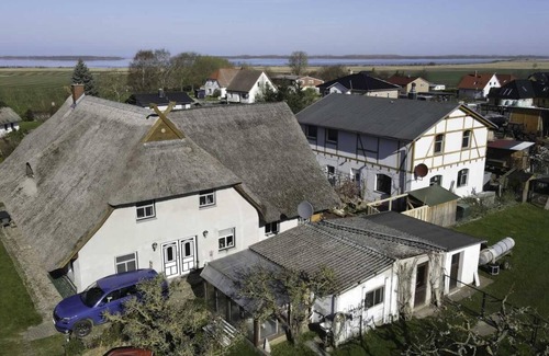 Pepelow Apartment | Idyllische Fewo mit Blick auf den Ortskern mit Reetgedeckten Büttnerhäusern