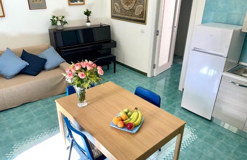 Torre Annunziata House | Il balcone sulla piazza