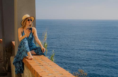 Manarola Apartment | Il Baluardo Sea View Apartment on the Cliff